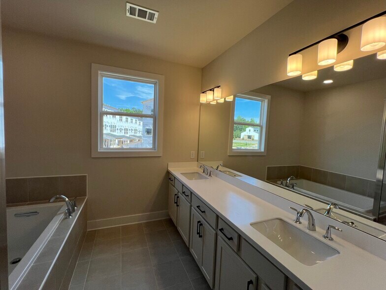 Building Photo - 1245 Willowcrest Way