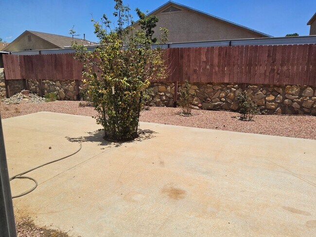 Building Photo - Clean THREE Bedroom Home For Rent