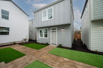 Building Photo - Move In Special Up to 3 Month's Free !!! N...