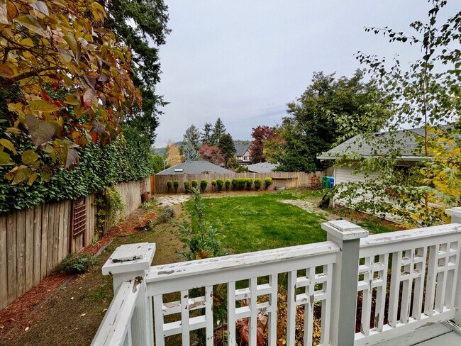 Building Photo - Darling 2 Bed 1 Bath 1940's Cottage Near Multnomah Village is a Must See!