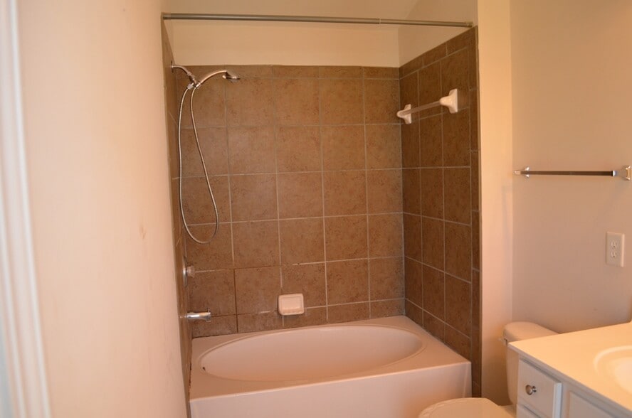 Bathroom 1 - 1371 Thornborough Dr