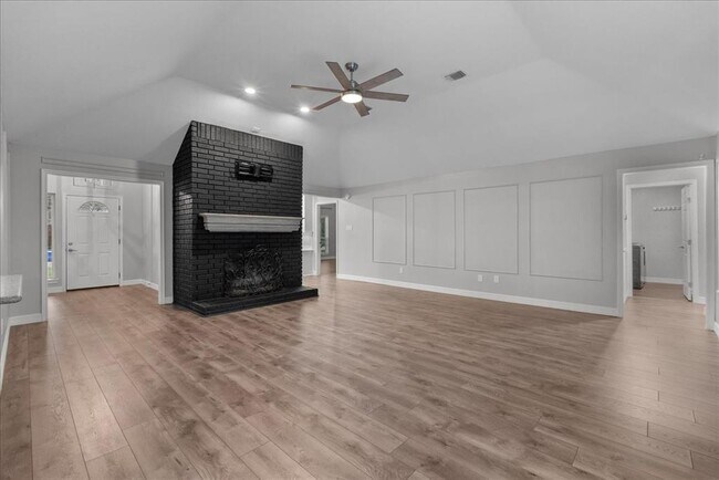 Building Photo - 2105 Murfield Dr