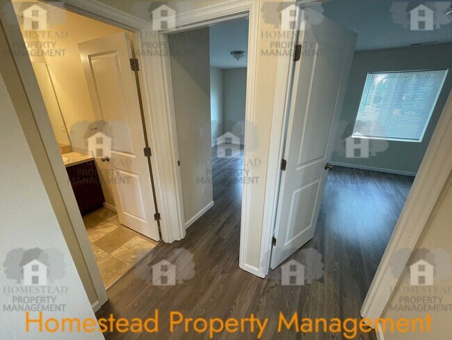 Building Photo - Welcome home! Outstanding Salem location!