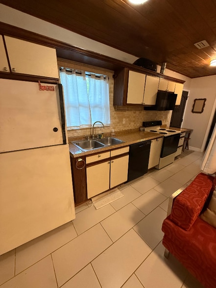 Primary Photo - 103 Boynton Blvd