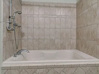 Building Photo - "Charming 2-Bed, 2-Bath Retreat in the Heart of Hinsdale – Spacious 2071 Sq Ft Haven!"