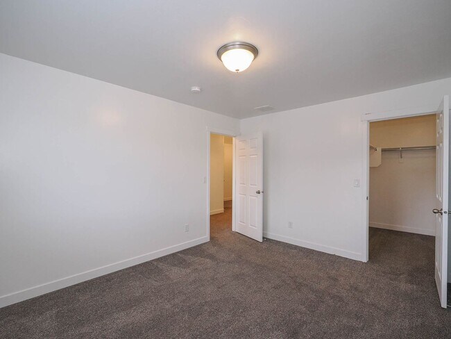 Building Photo - 3 Bedroom, 2.5 Bathroom Riverton Town Home