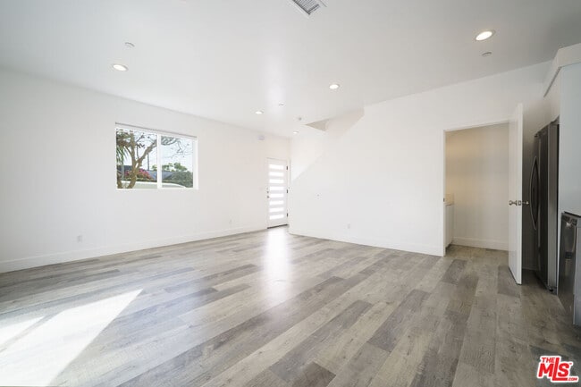 Building Photo - 1107 Carmona Ave