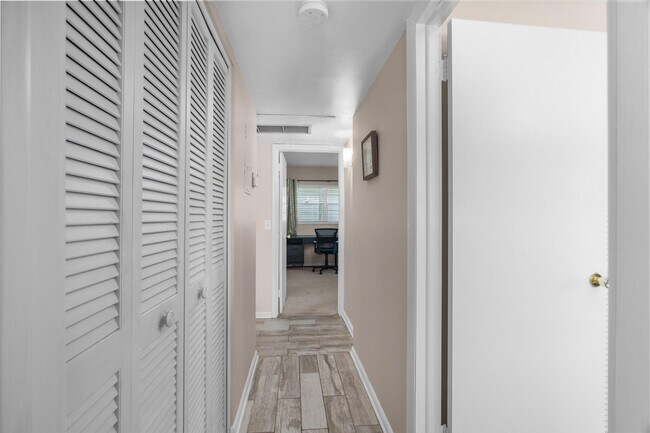 Building Photo - 410 NE 17th Ave