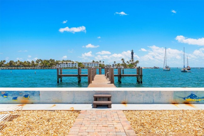 Building Photo - 2508 Bay Dr