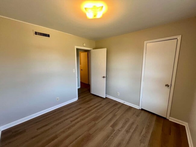 Building Photo - 3 Bedroom Duplex near Murfreesboro City Center! *Large Carport*