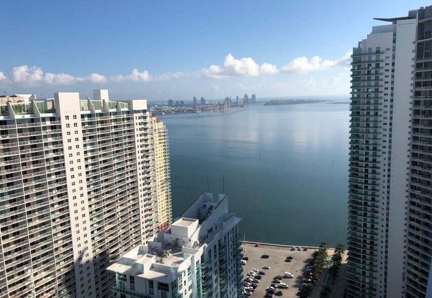 Building Photo - 1395 Brickell Ave