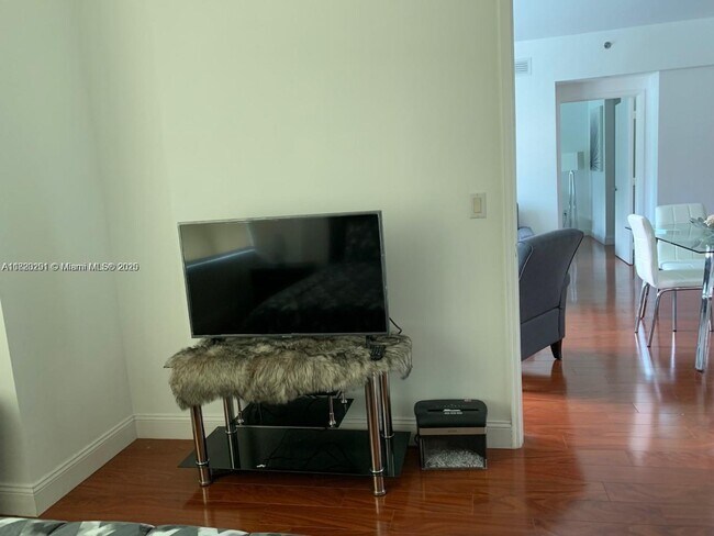 Building Photo - 950 Brickell Bay Dr