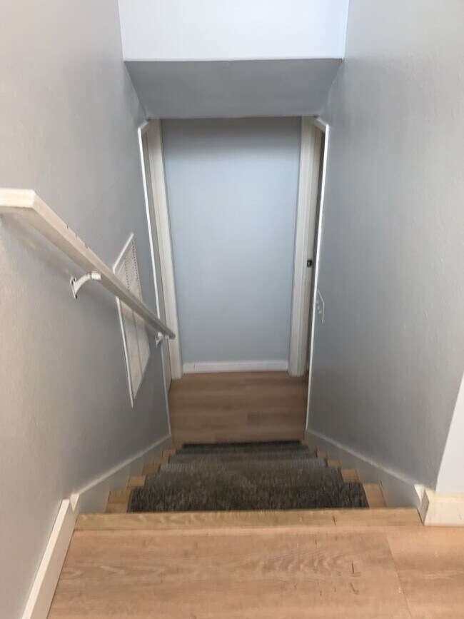 Building Photo - Spacious 3 Bed 2.5 bath Kent Split-Level home