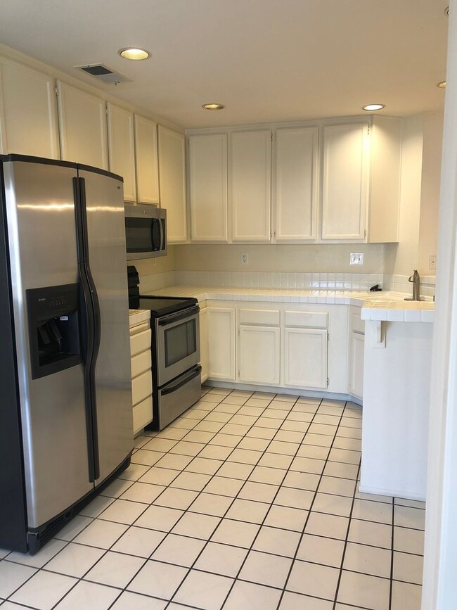 Building Photo - Spacious 3 BR Condo Located in Heart of UT...