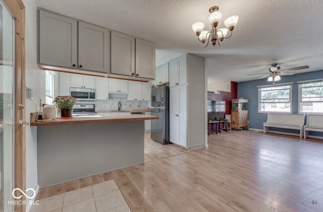 Building Photo - 3935 Mistletoe Dr