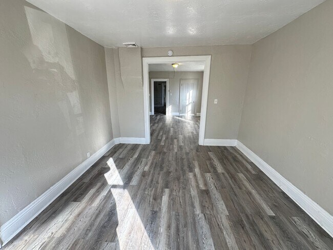 Building Photo - Spacious Single Family Home Ready for Rent in Great Neighborhood