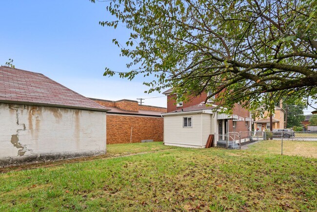 Building Photo - Gorgeous 3 bedroom home in Clairton availa...