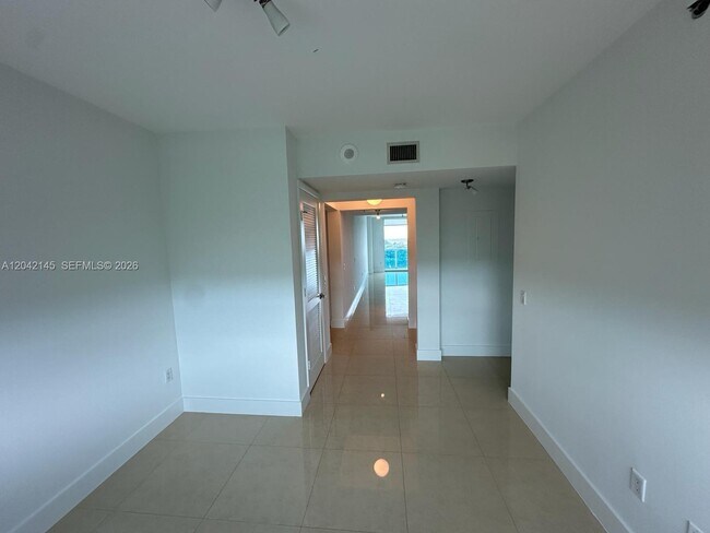 Building Photo - 2641 N Flamingo Rd