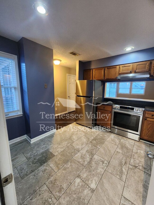 Building Photo - Charming 2-Bedroom, 1.5-Bath Townhouse in ...