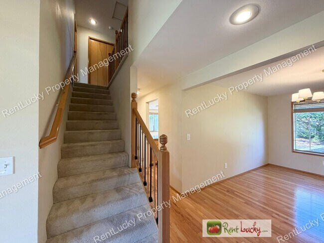 Building Photo - GORGEOUS 3 Bedroom Home in NE Tacoma! Spacious Yard, Beautiful Kitchen, and More!