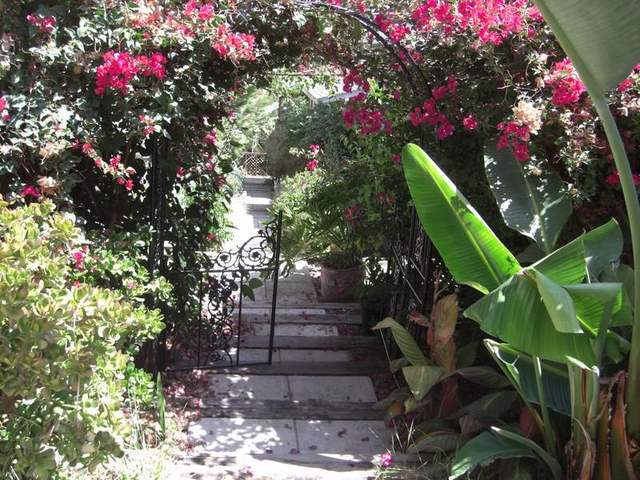 Up center of cottages - 1732 Kent St