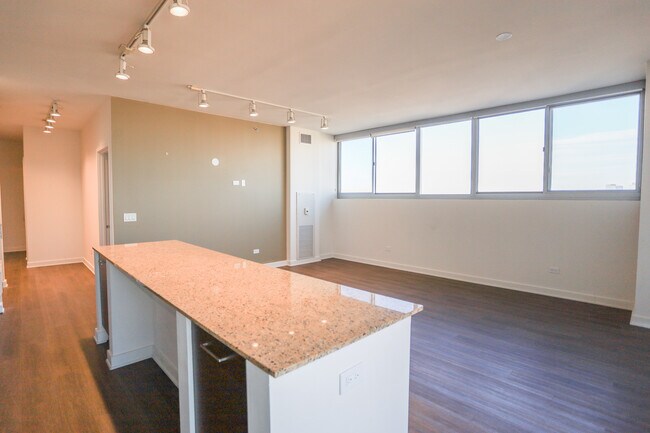 Building Photo - 901 W Huron St