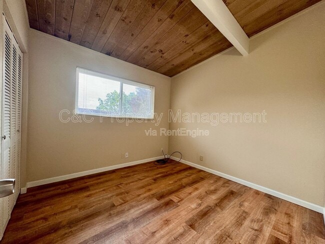 Building Photo - 3055 Redwood Dr