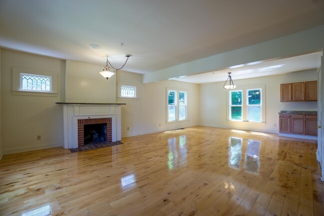 Building Photo - Available 8/1/26 - Single Family Home With...