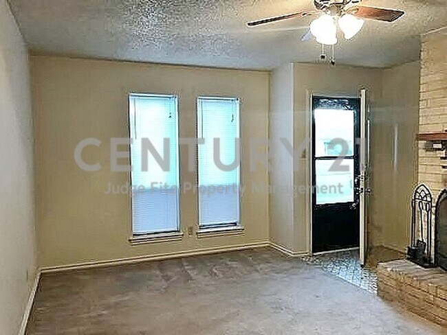 Building Photo - Great 2/1 Duplex Situated on Cul-de-sac in...
