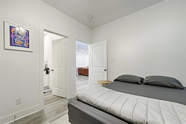 Building Photo - Modern 3BR/2BA Home with Washer/Dryer and ...