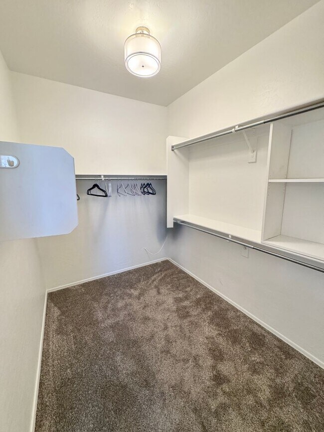 Building Photo - 3-6 Month Rental, Amazing Water Front Property With Private Pool!