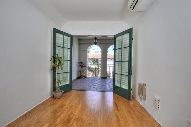 Building Photo - Downtown Luxury One Bedroom with Private Garage