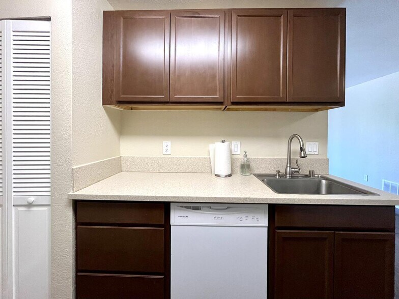 Building Photo - 1265 Kendall Dr