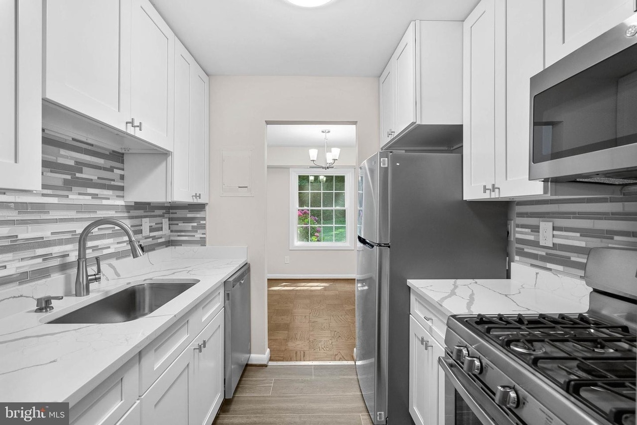 Building Photo - 3915 Lyndhurst Dr