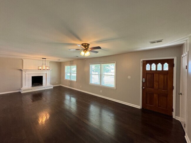 Building Photo - Charming 3-Bedroom Home in Nicholasville, 2 Car Garage! Fenced in Backyard!