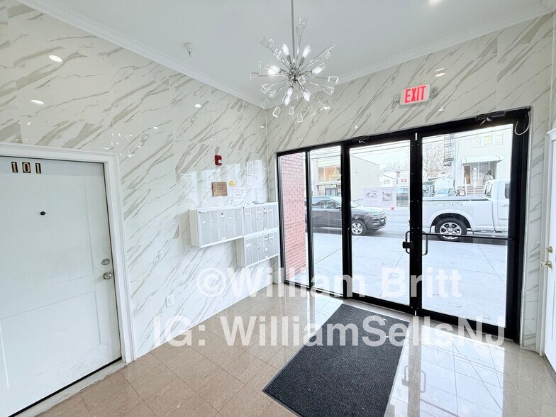 Building Photo - 373 Danforth Ave