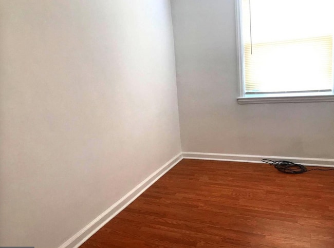 Building Photo - 3B1B Row House Northeast Philly available July 1st