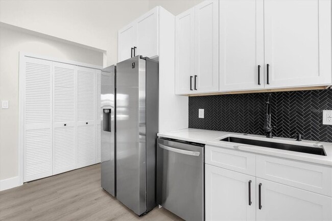 Building Photo - 350 Lakebreeze Cir