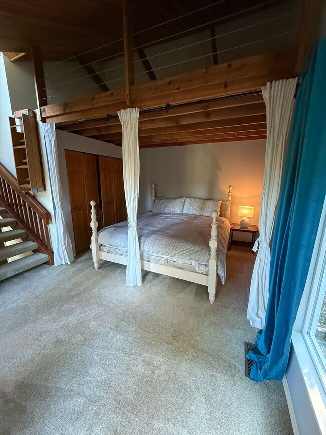 Building Photo - Cozy Huge 1 Bed with Loft and 2.5 Bath - H...