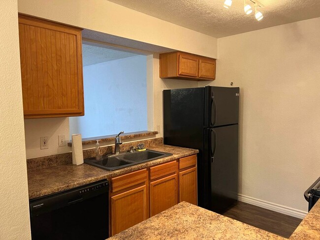 Building Photo - 2 bed 2 bath Townhome with Garage Coming S...