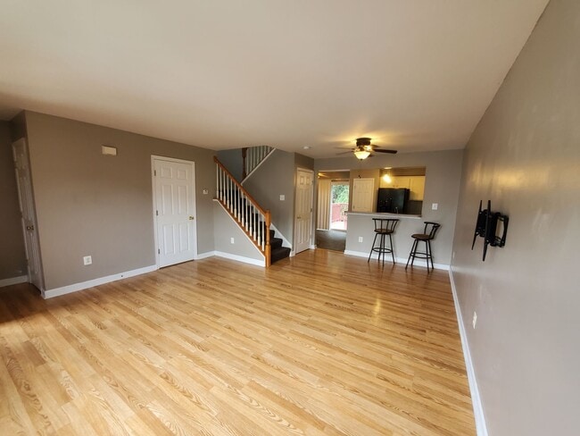 Building Photo - 833 Gallows Ct