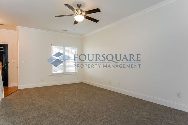 Building Photo - Townhome | Washer/ Dryer Included | Privat...