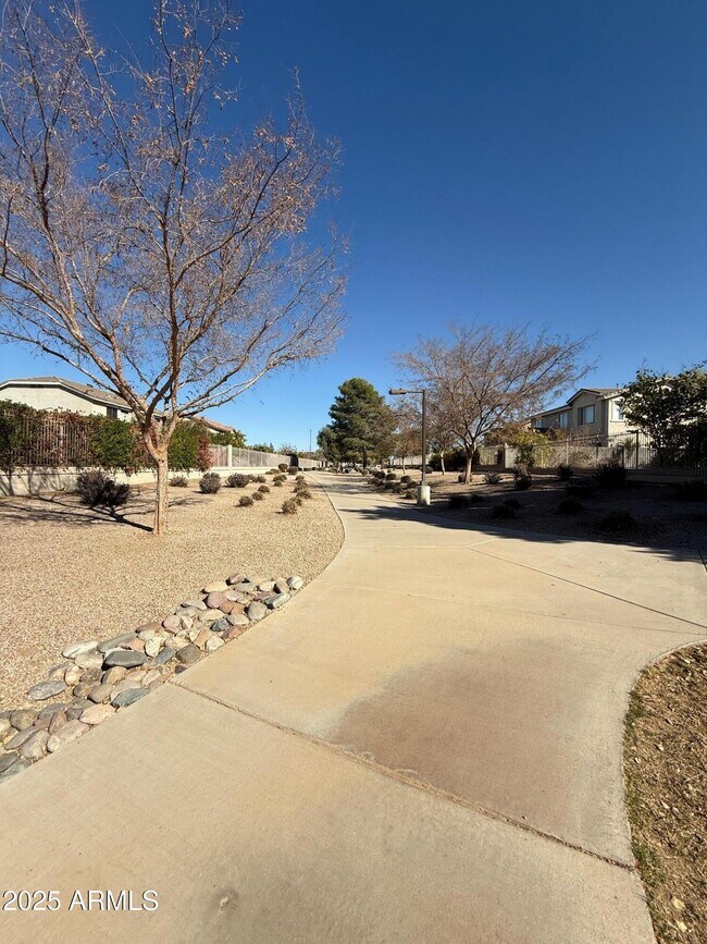 Building Photo - 1236 E Nightingale Ln
