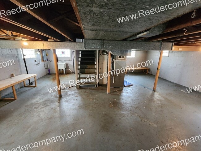 Building Photo - Updated 2 bedroom 1 bathroom house