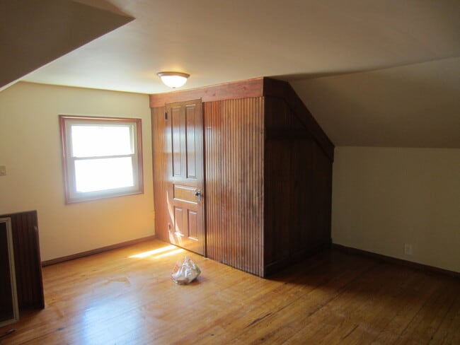 Building Photo - Updated 3 Bed 2 Bath Home