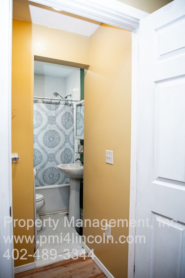 Building Photo - Remodeled, Furnished 1 Bedroom Apartment A...