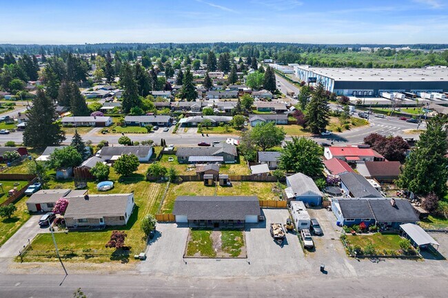 Building Photo - Newly Remodeled 1-Bedroom Duplex Unit with...