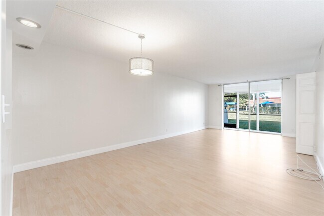 Building Photo - 9523 S Hollybrook Lake Dr