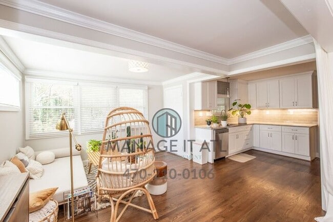 Building Photo - FULLY RENOVATED 2 Bedroom House close to I...