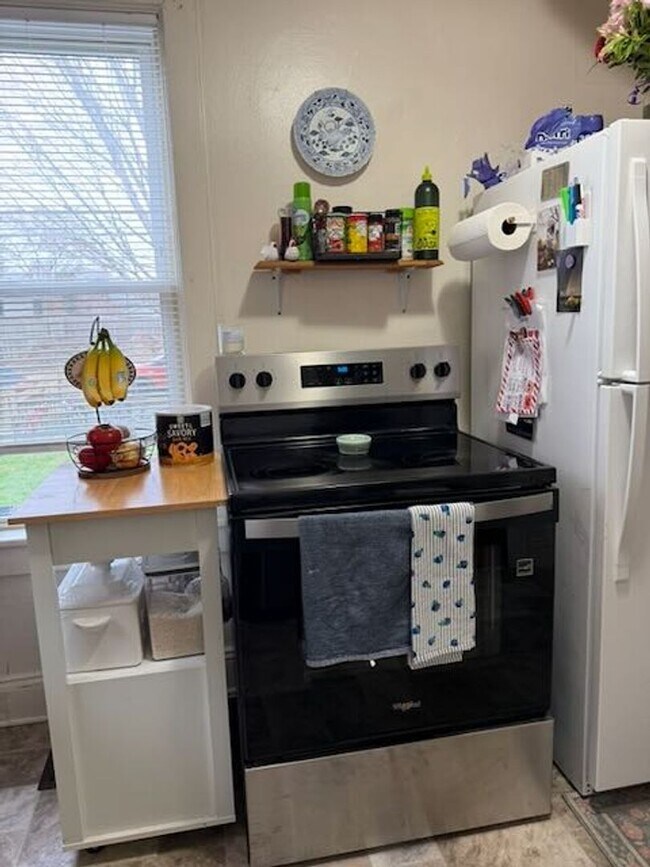 Building Photo - 4 Bedroom Townhome Across Street from JMU